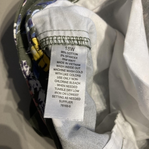 a.n.a. Olive Green Floral Twill Chino Shorts Women's Size 18W Casual Summer EUC - Picture 7 of 7